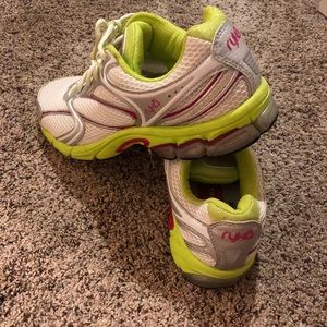 Women’s Stuka Walking Shoes